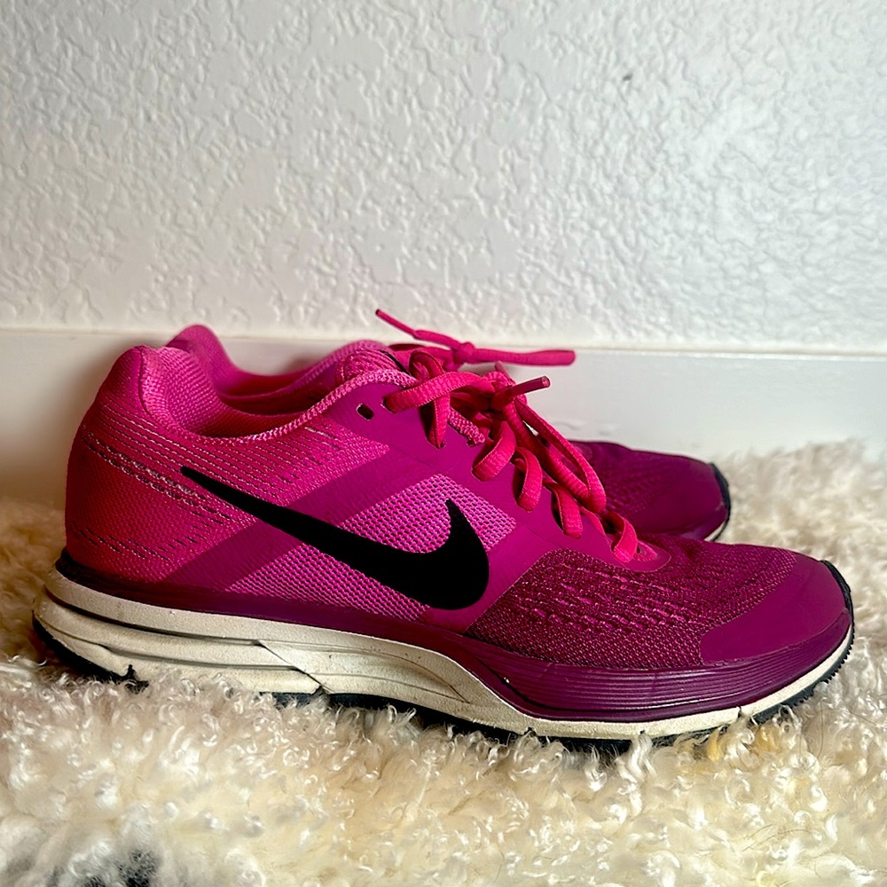Magenta Ombré Women's Nike Workout Sneaker, worn twice! Size 6!